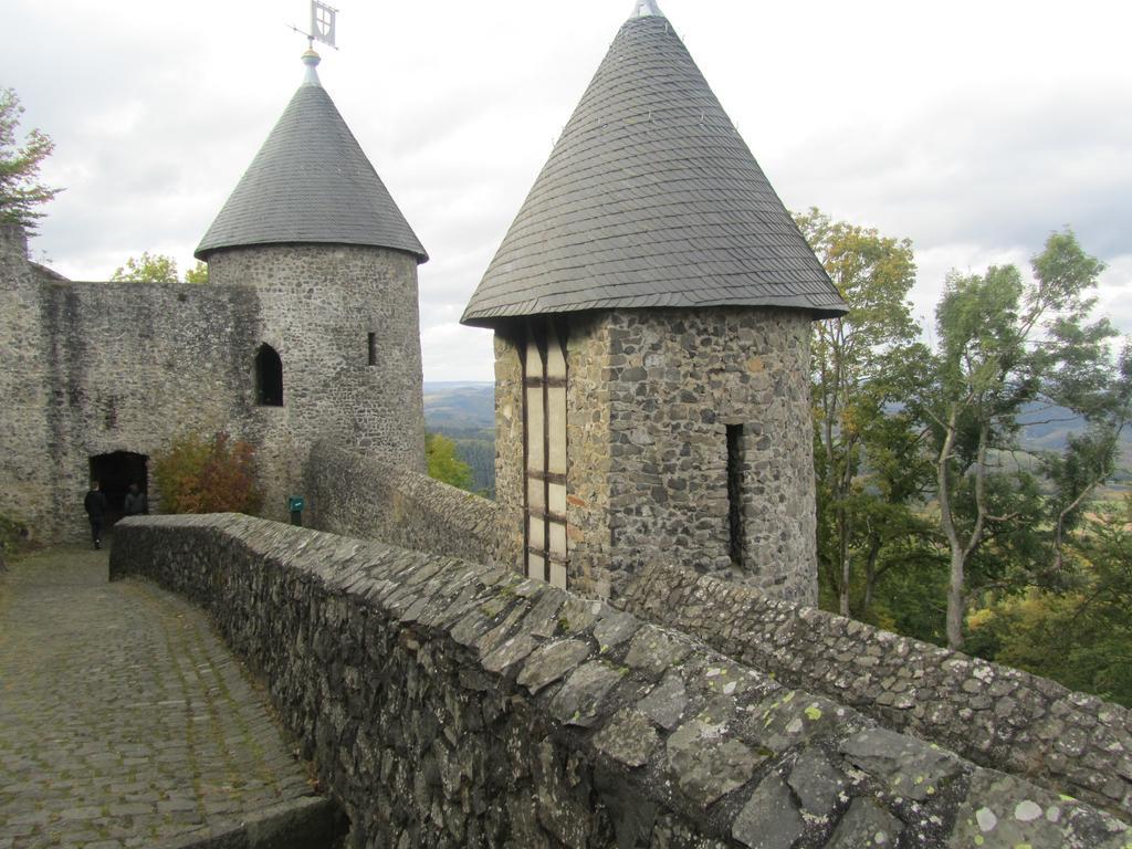 Land-Gut-Hotel Zur Burg Nuerburg 外观 照片