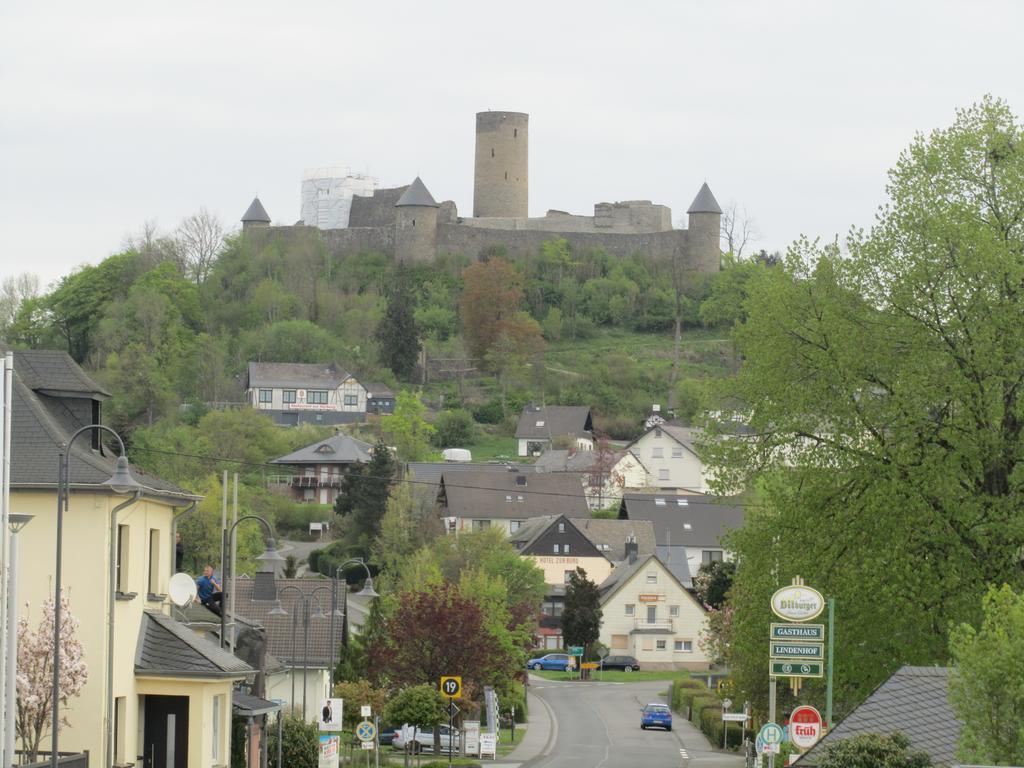 Land-Gut-Hotel Zur Burg Nuerburg 外观 照片