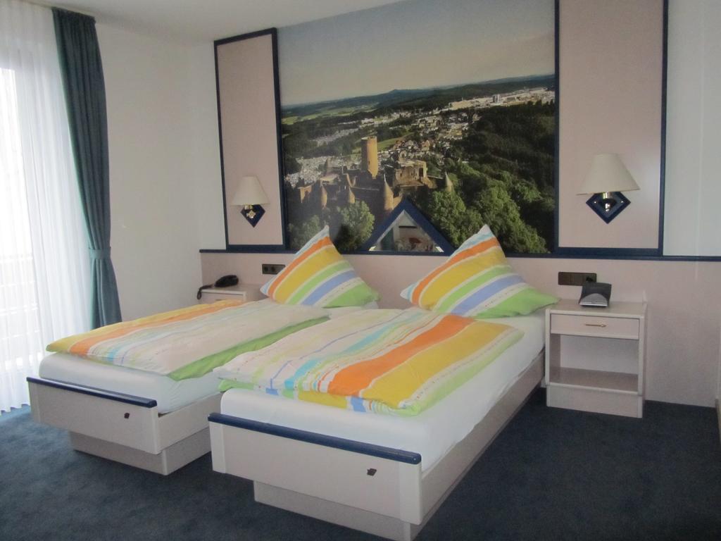 Hotel Zur Burg Nuerburg 外观 照片