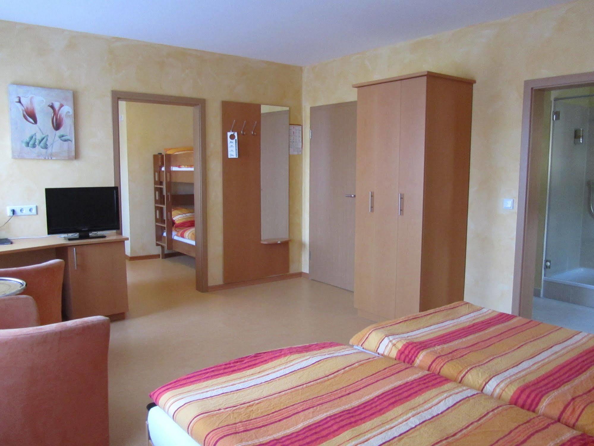 Hotel Zur Burg Nuerburg 外观 照片
