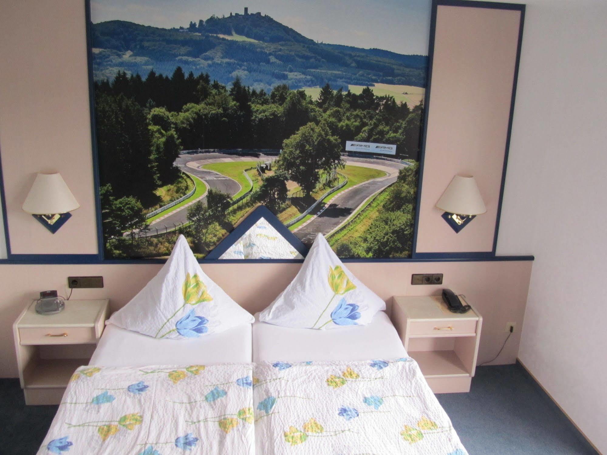 Hotel Zur Burg Nuerburg 外观 照片
