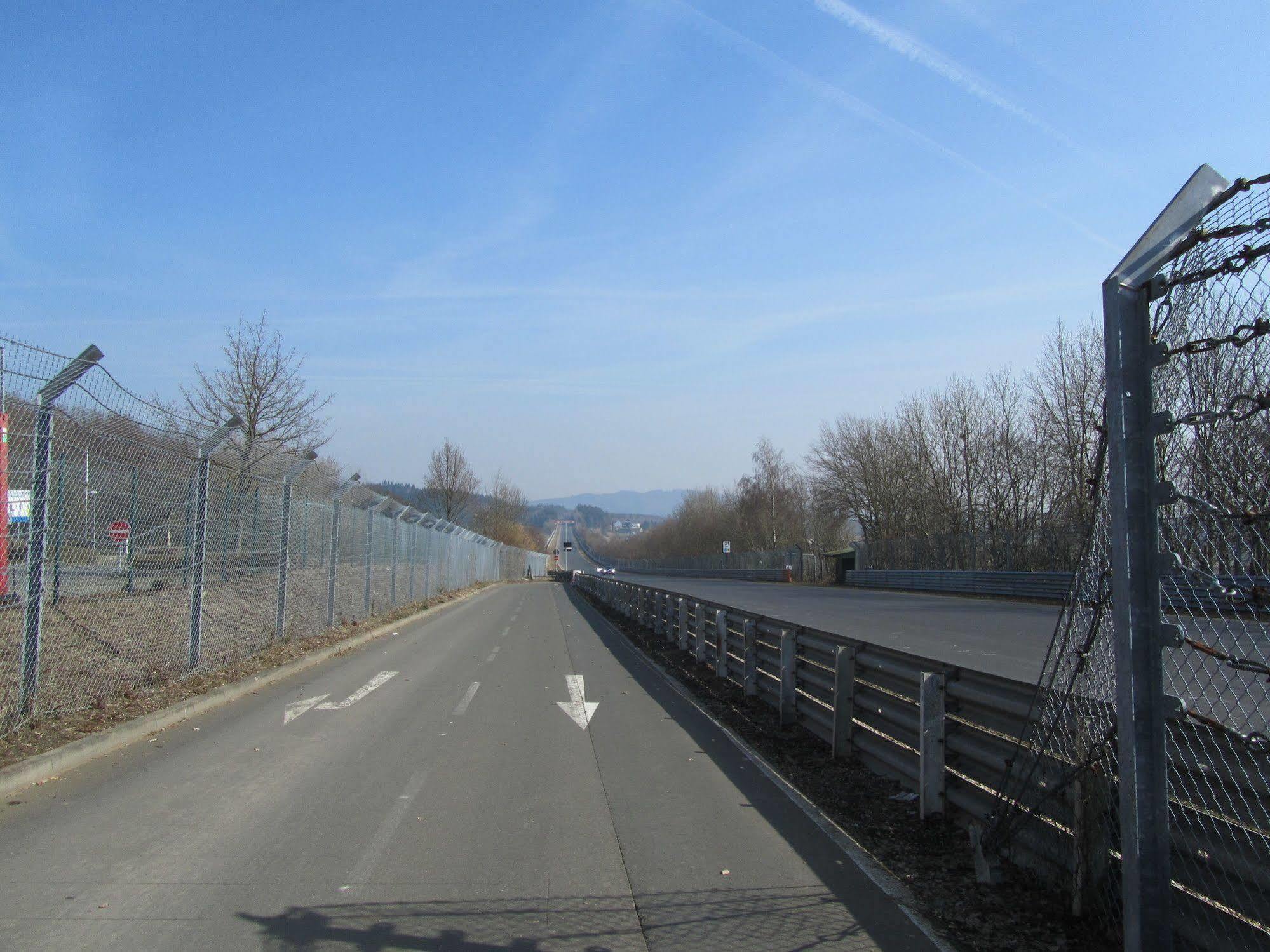Hotel Zur Burg Nuerburg 外观 照片